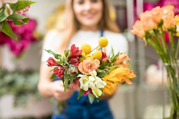 Заказ цветов онлайн с доставкой курьером: особенности и плюсы