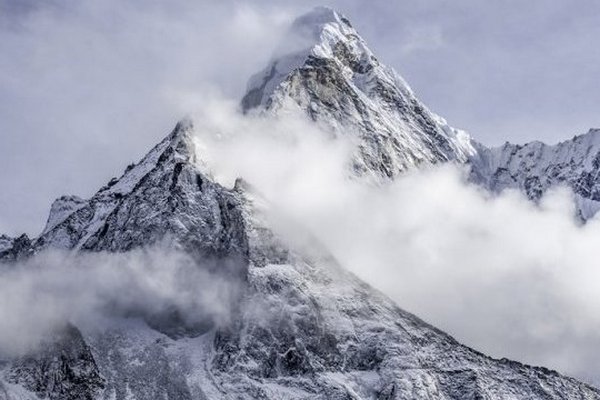 В Гималаях сошла лавина, из-под снега достали семерых погибших