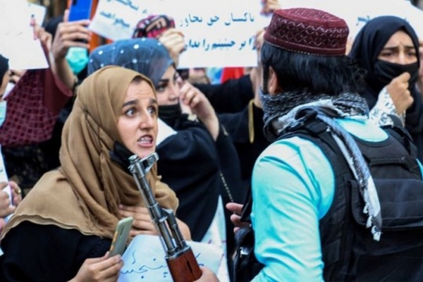 В Афганистане женщинам разрешили учиться в университетах
