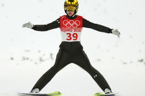 Олимпиада-2022: словенка Богатай победила в прыжках на лыжах