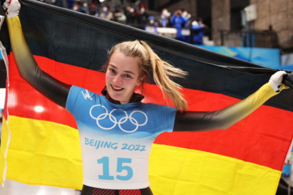 Скелетон: Анна Найзе из Германии выиграла золотую медаль Игр-2022