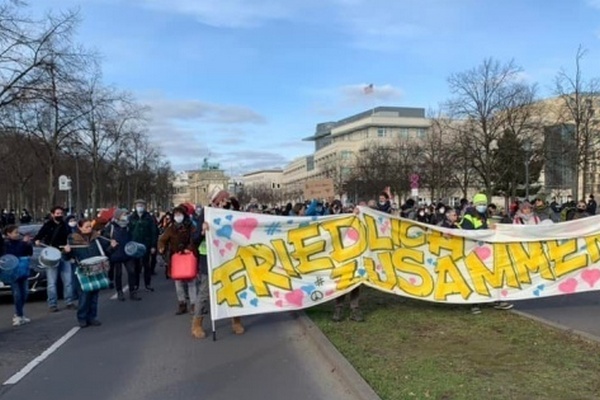 Тысячи людей протестовали в Германии против обязательной вакцинации