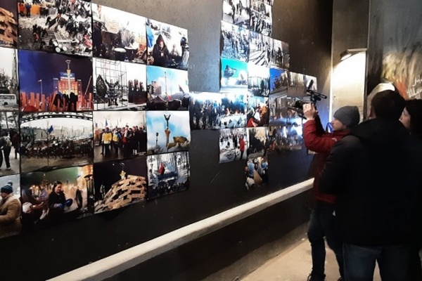 Во Франковске открыли фотовыставку «Непокоренный Майдан: 2014–2022»