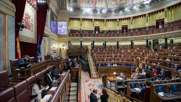 Испания: Ошибка депутата при голосовании по ключевой трудовой реформе вызвала политическую бурю