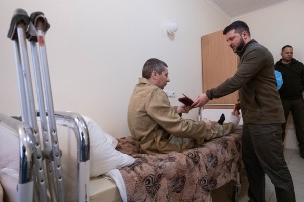 Зеленский посетил раненых пограничников и вручил государственные награды