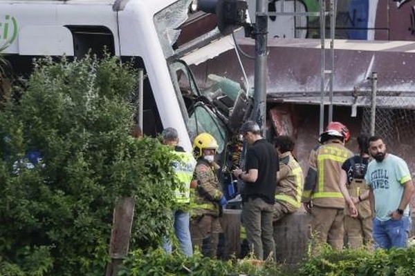 В Испании столкнулись два поезда: погиб машинист, 85 раненых