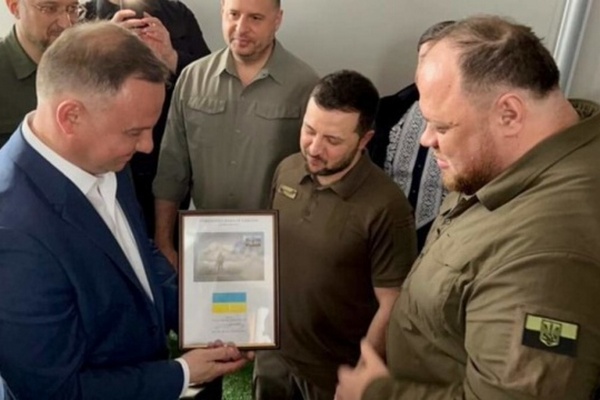 Дуде в Киеве подарили марку «с кораблем»