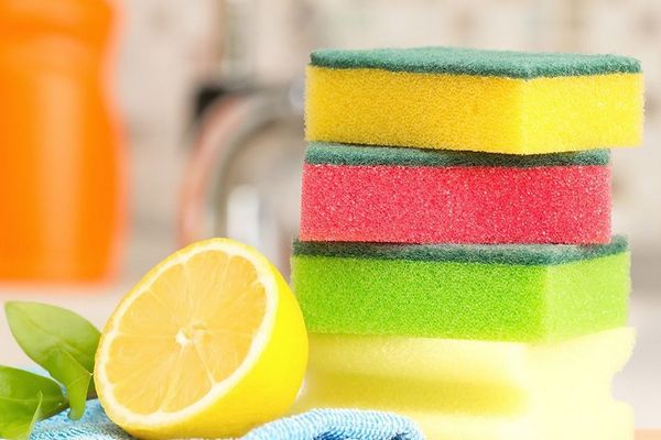 Как правильно использовать кухонные губки и почему они разного цвета
