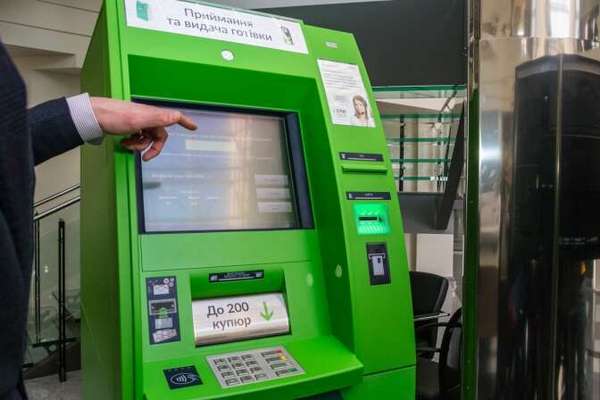 Украинка не смогла оплатить кредит через терминал — ПриватБанк выдвинул условие