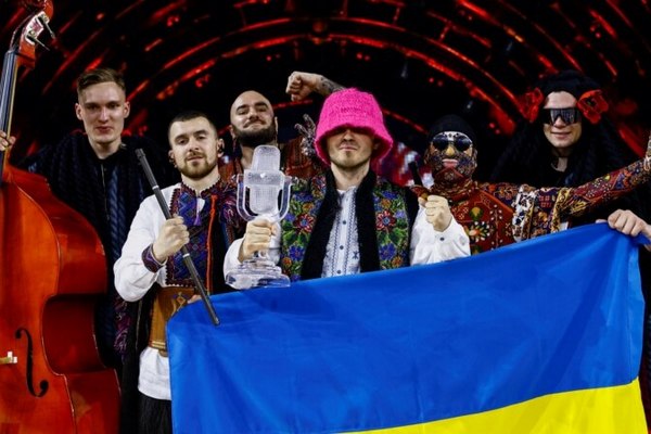 Флаг Украины, подписанный лидером Kalush Orchestra, купили за 18,4 тыс. гривен