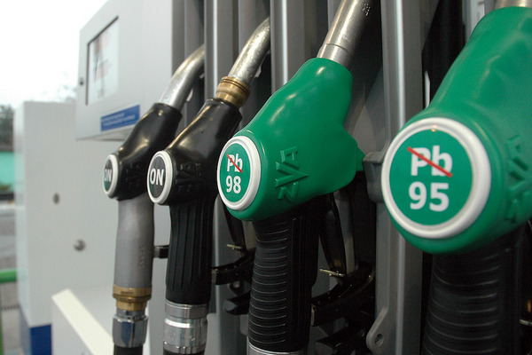 Лихорадка на рынке топлива: сколько в Польше теперь стоит бензин