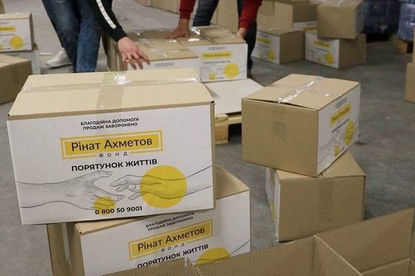 Фонд Рината Ахметова передал тысячу продуктовых наборов для переселенцев в Киеве