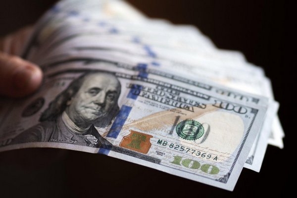 Почему доллар растет: эксперты прогнозируют проблемы с наличием наличной валюты