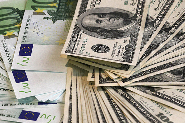 Доллар догнал евро: как украинцам спасти собственные сбережения