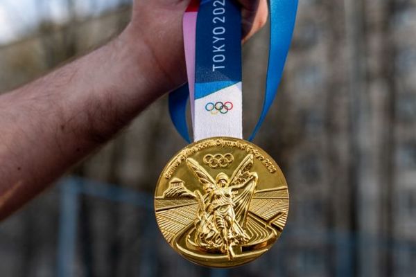 Раньше дарил, теперь продает: американец выставил шесть олимпийских медалей на аукцион