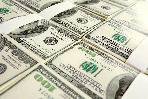 Курс доллара резко сменил курс: сколько стоит валюта на черном рынке