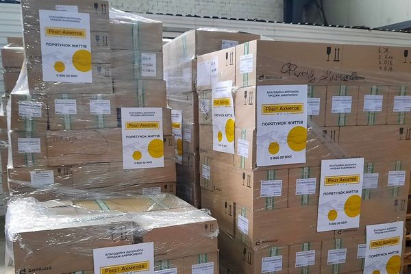 Фонд Рината Ахметова передал 4,4 тысячи продуктовых наборов для переселенцев, поселившихся на Днепропетровщине