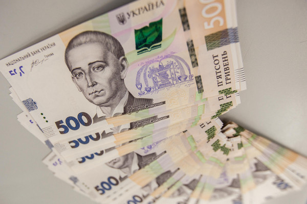 Ощадбанк выдает клиентам выведенные из обращения купюры в 500 гривен: стали известны детали