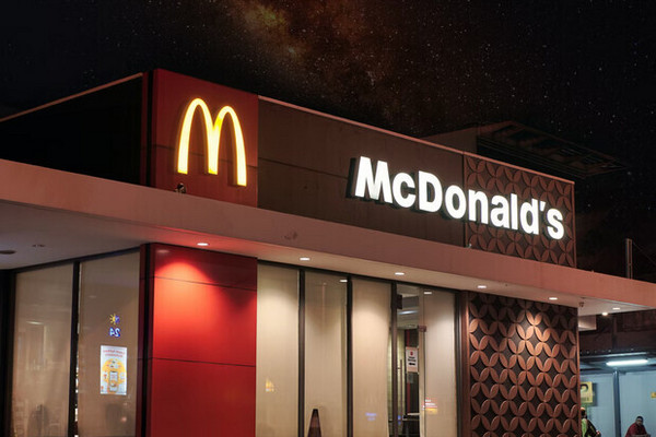 McDonald’s возобновил работу в Киеве: в ресторанах новые цены и большой спрос на фастфуд