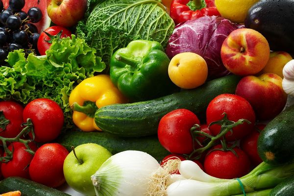 В Украине стремительно пошли вверх цены на овощи: почем сейчас огурцы, помидоры и болгарский перец