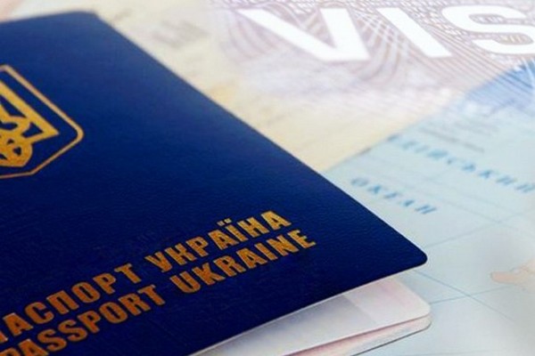 Польша начнет выдавать новые визы украинцам: кто сможет получить