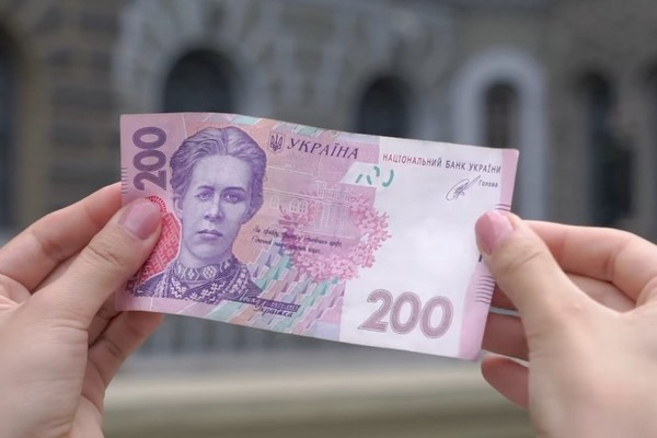 В Украине обнаружили фальшивые банкноты: как распознать поддельные деньги в кошельке
