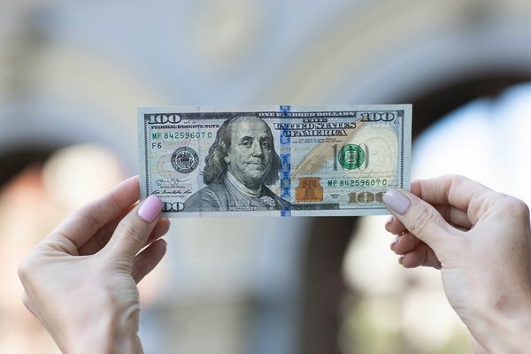 Доллар и евро подешевели: какой курс валют зафиксировали перед выходными