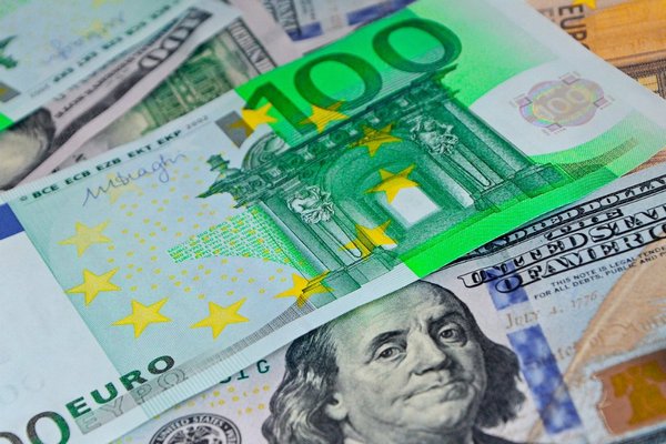 Доллар и евро подешевели: какой курс валют зафиксирован перед выходными