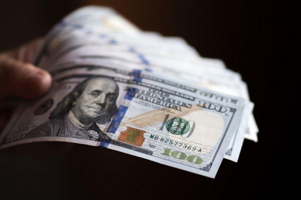 Доллар подешевел: эксперт спрогнозировал, каким будет курс валюты после войны