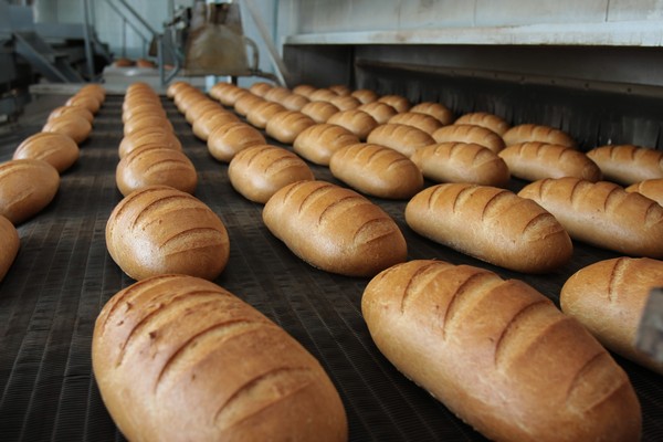 В Украине возник дефицит хлеба: почему люди опустошают полки магазинов, и что будет с ценами на продукт
