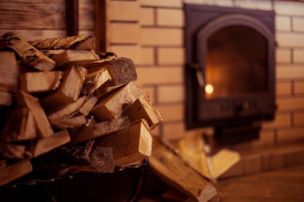 Отопительный сезон: украинцев предупредили, какие дрова нельзя использовать в печи для обогрева