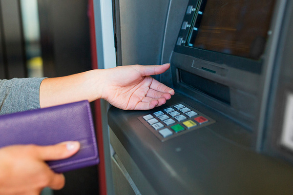 В Украине изменили условия снятия денег в банкоматах: какой лимит на получение наличных