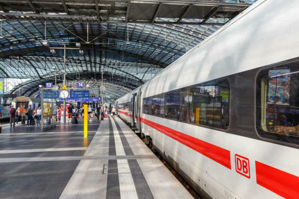 Бесплатный проезд в поезде: украинские беженцы в январе смогут бесплатно выехать из Польши в Германию
