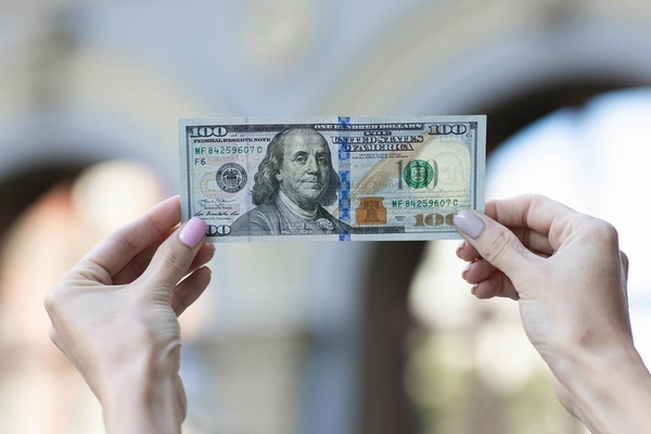 ПриватБанк и Ощадбанк обновили курс доллара: сколько стоит валюта в банках и на черном рынке