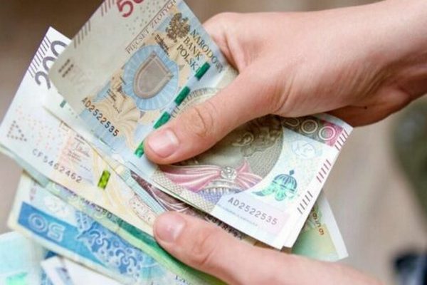 Польша ввела новые выплаты для украинцев: как получить 18 000 грн сразу за три месяца