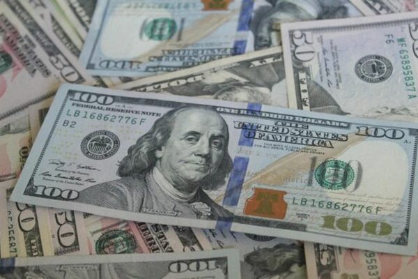 Стало известно, каким будет курс доллара в Украине в феврале: эксперт назвал положительные моменты