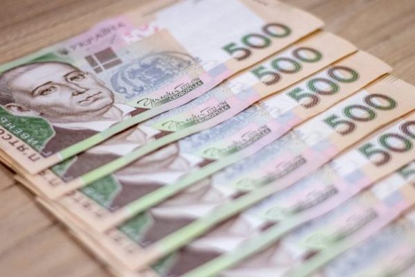 Денежная помощь: украинцы смогут получить по 3350 гривен в течение 180 дней