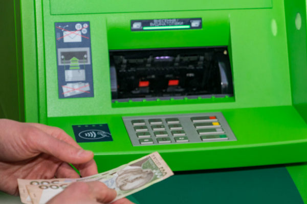 ПриватБанк рассказал, что будет с деньгами клиентов, которые не выдал банкомат