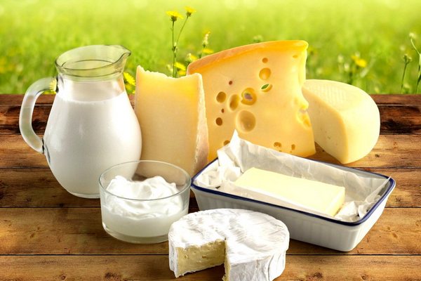 Супермаркеты в Украине подняли цены на молоко, сливочное масло и сыр: где продукты стоят дешевле
