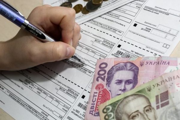 Не субсидия: наиболее незащищенным украинцам дают помощь на оплату коммуналки
