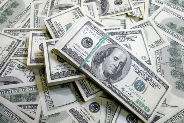 Доллар снова подешевел: где самый выгодный курс валют в Украине накануне выходных