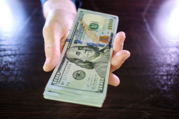 В обменниках Украины отказываются принимать доллары: какие купюры нельзя сдать