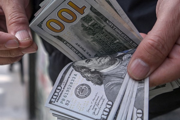 В банках вырос курс: сколько стоит доллар в Украине после выходных