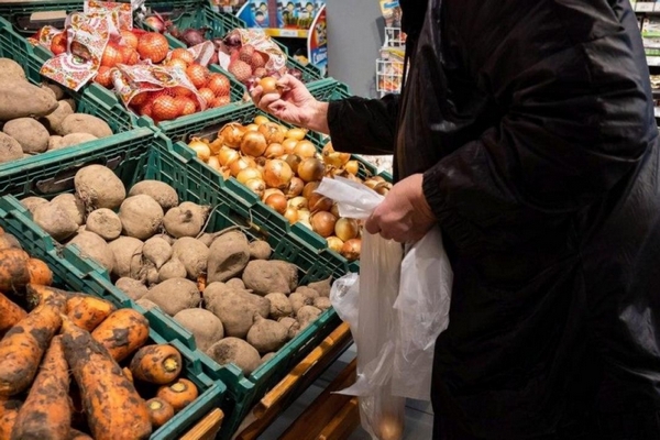 Цены на лук, капусту, картошку и морковь бьют рекорды: сколько стоят овощи в супермаркетах