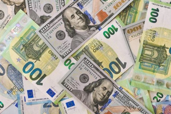 Каким будет курс доллара в Украине до конца недели: эксперт назвала причину колебаний курса