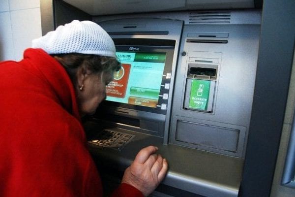Многим украинцам прекратили выплату пенсий на банковские карты: в ПФУ объяснили причины