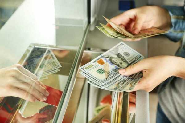 В киевских обменниках массово обманывают клиентов: им выдают поврежденные долларовые купюры