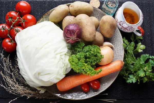 В супермаркетах вновь взметнулись цены на овощи: сколько стоят картофель, капуста и лук в начале лета