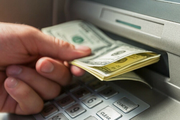 ПриватБанк отказывается принимать доллары у клиентов: в НБУ отреагировали на ситуацию