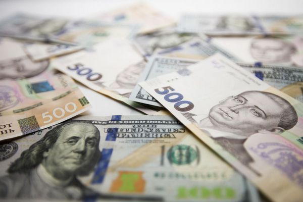 Доллар, гривна или евро: аналитики рассказали, в какую валюту украинцам сейчас выгодно перевести свои сбережения